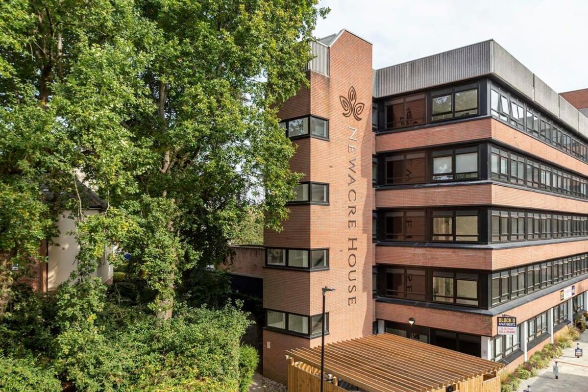 Contemporary In Apartment East Grinstead